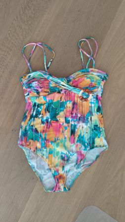 Buntes Badekleid mit passendem Tuch
