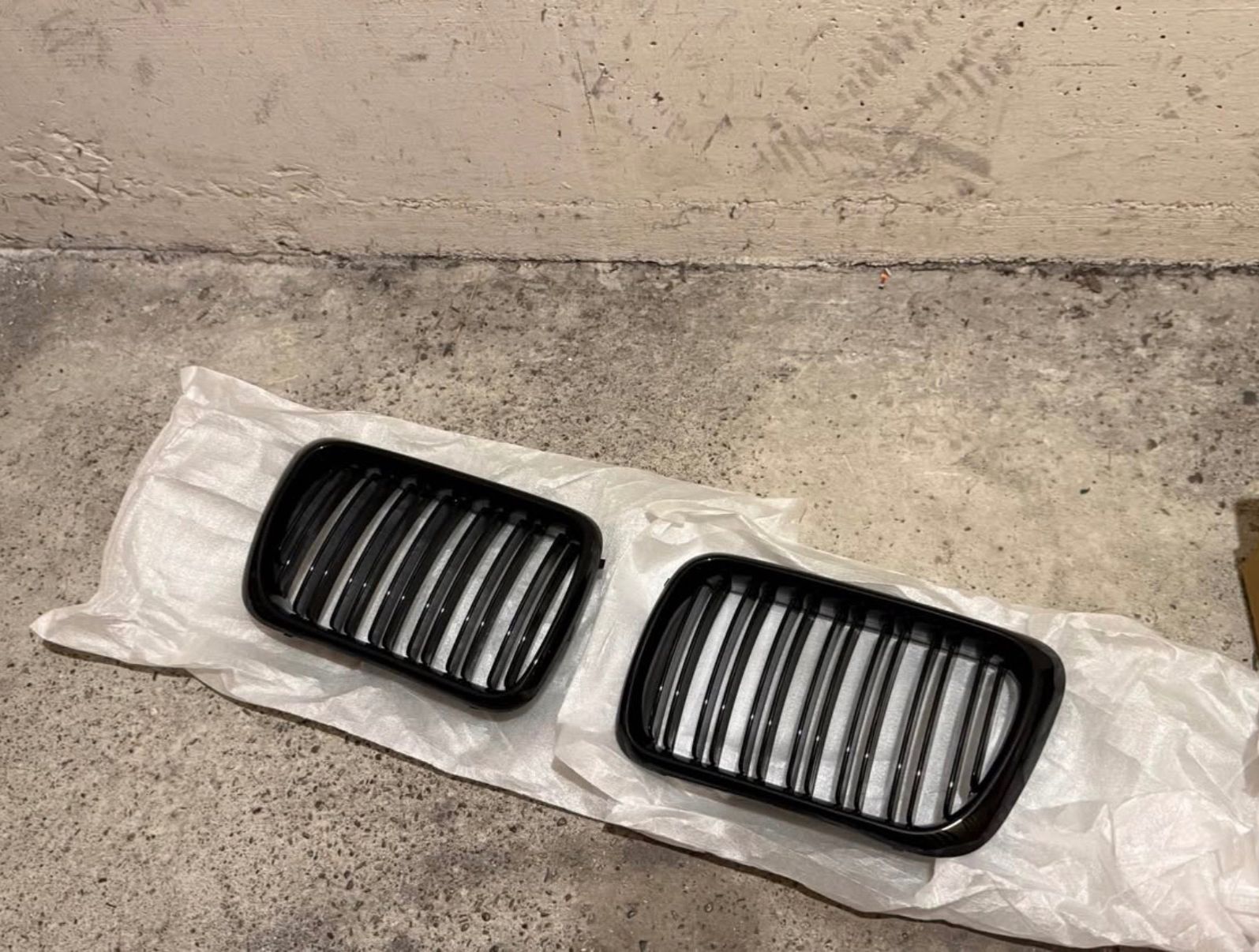 Alle Autoersatzteile: BMW E36 Kühlergrill Schwarz metallic – Neu und originalverpackt aus Bülach von Meti2023 2