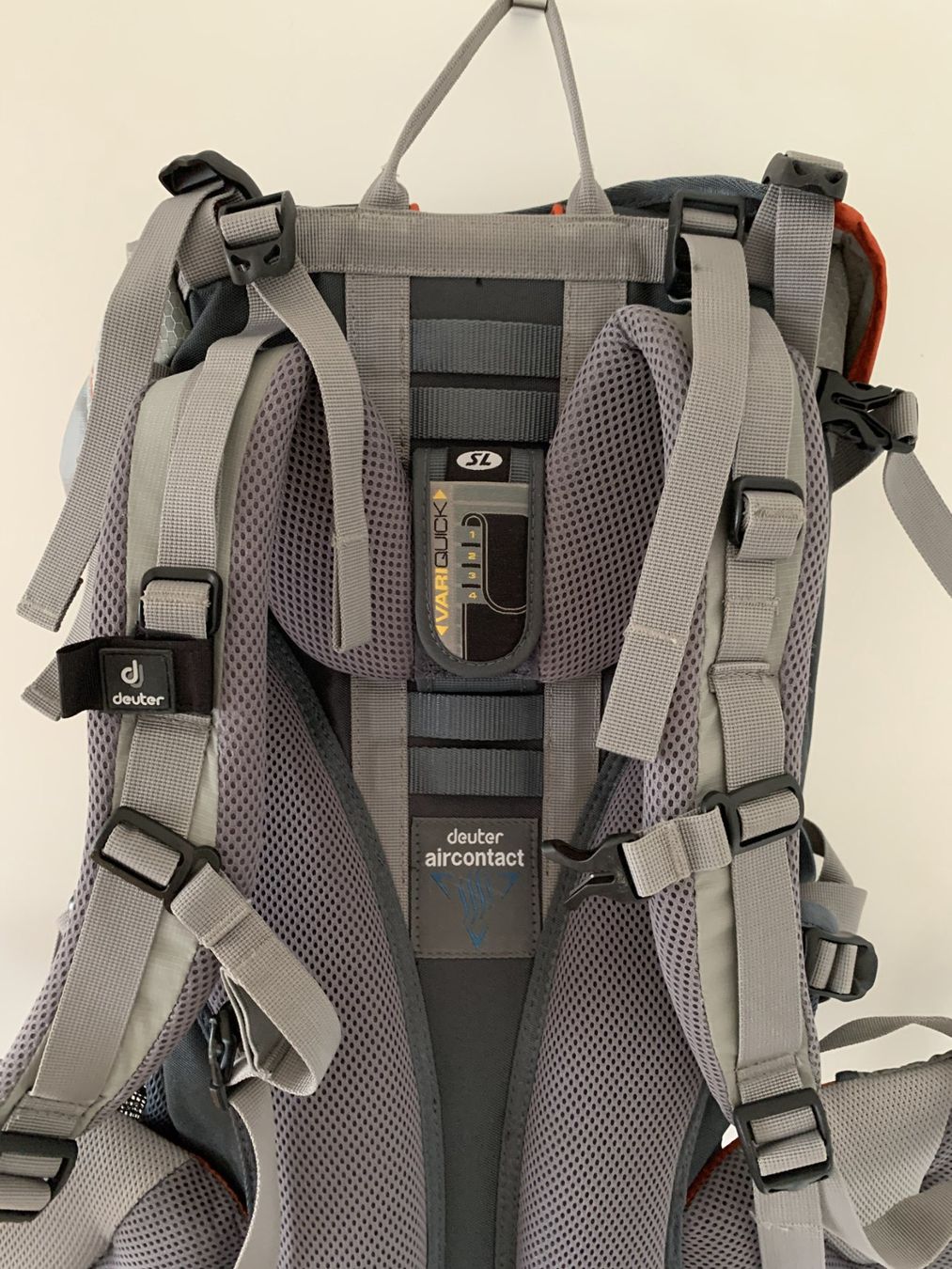 Deuter Zaini: Deuter Rucksack Act Lite 35 + 10 L Orange/Grau – Usato da Zürich venduto da dee_75my 1