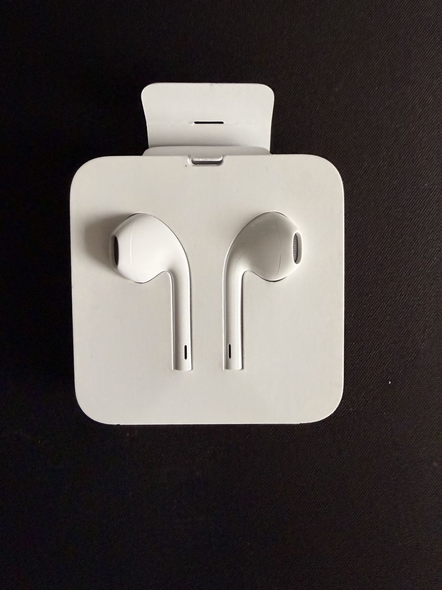 Apple Cuffie: Écouteurs Apple Lightning originaux – Neufs – Nuovo e nell'imballaggio originale da Chézard-St-Martin venduto da chr_vz22