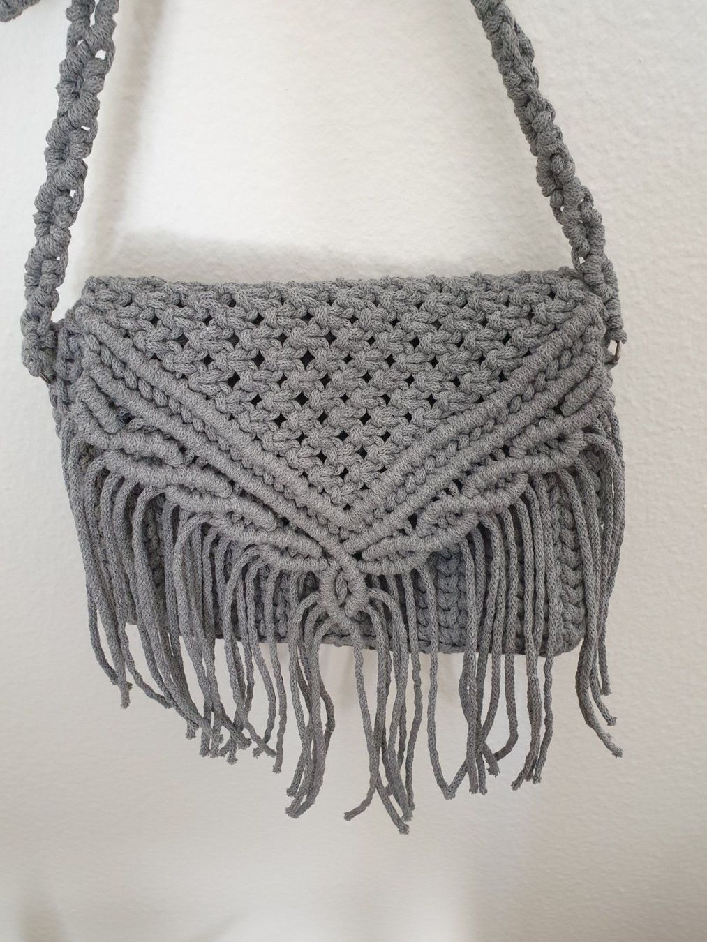 Borse da donna: Gehäkelte Makramee-Handtasche im Boho-Stil grau – Nuovo (secondo la descrizione) da Gelterkinden venduto da Macrameed 2