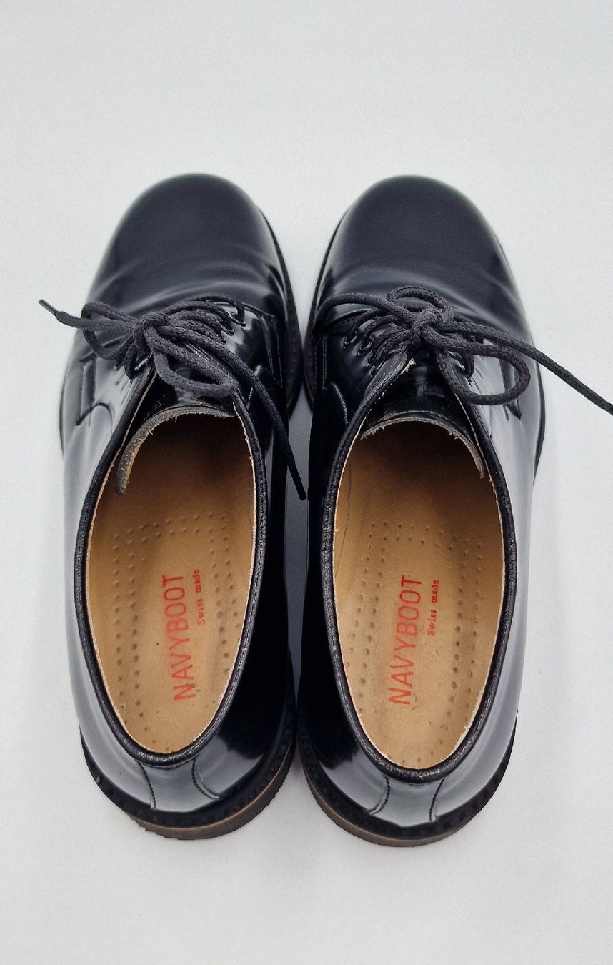 Navyboot Scarpe da donna: Navyboot Lackschuhe, Grösse 37.5, Schwarz, Swiss Made – Nuovo (secondo la descrizione) da Affeltrangen venduto da Szafaoli 2