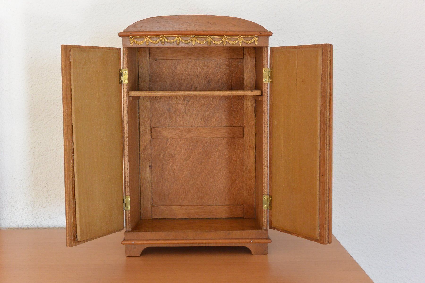 Spielzeuge: Kleiner antiker Spielzeug-Schrank – Gebraucht aus Contra von Oly_93 1
