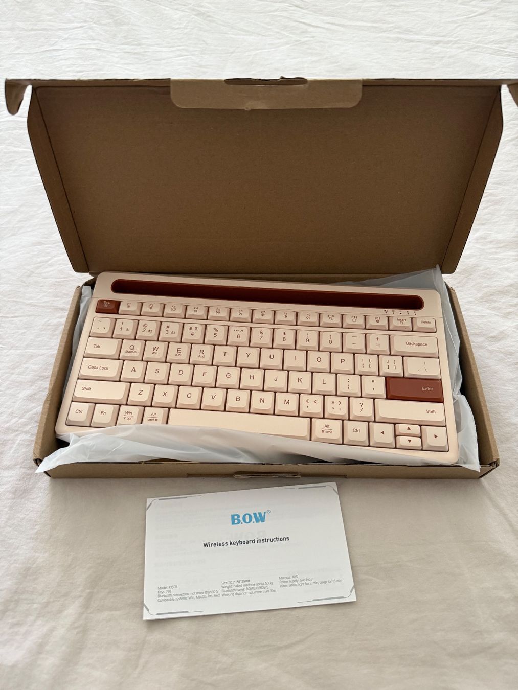 Tastiere: BOW BT Multi-Device Wireless Keyboard with Phone/Tablet Slot – Nuovo e nell'imballaggio originale da Belmont-Lausanne venduto da HausPopCharm