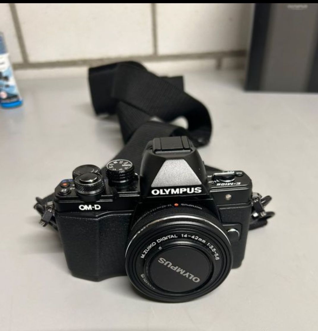 Olympus Fotocamera: Olympus OM-D E-M10 Mark II - Excellent état avec Accessoires – Usato da la tour de peilz venduto da 2funky