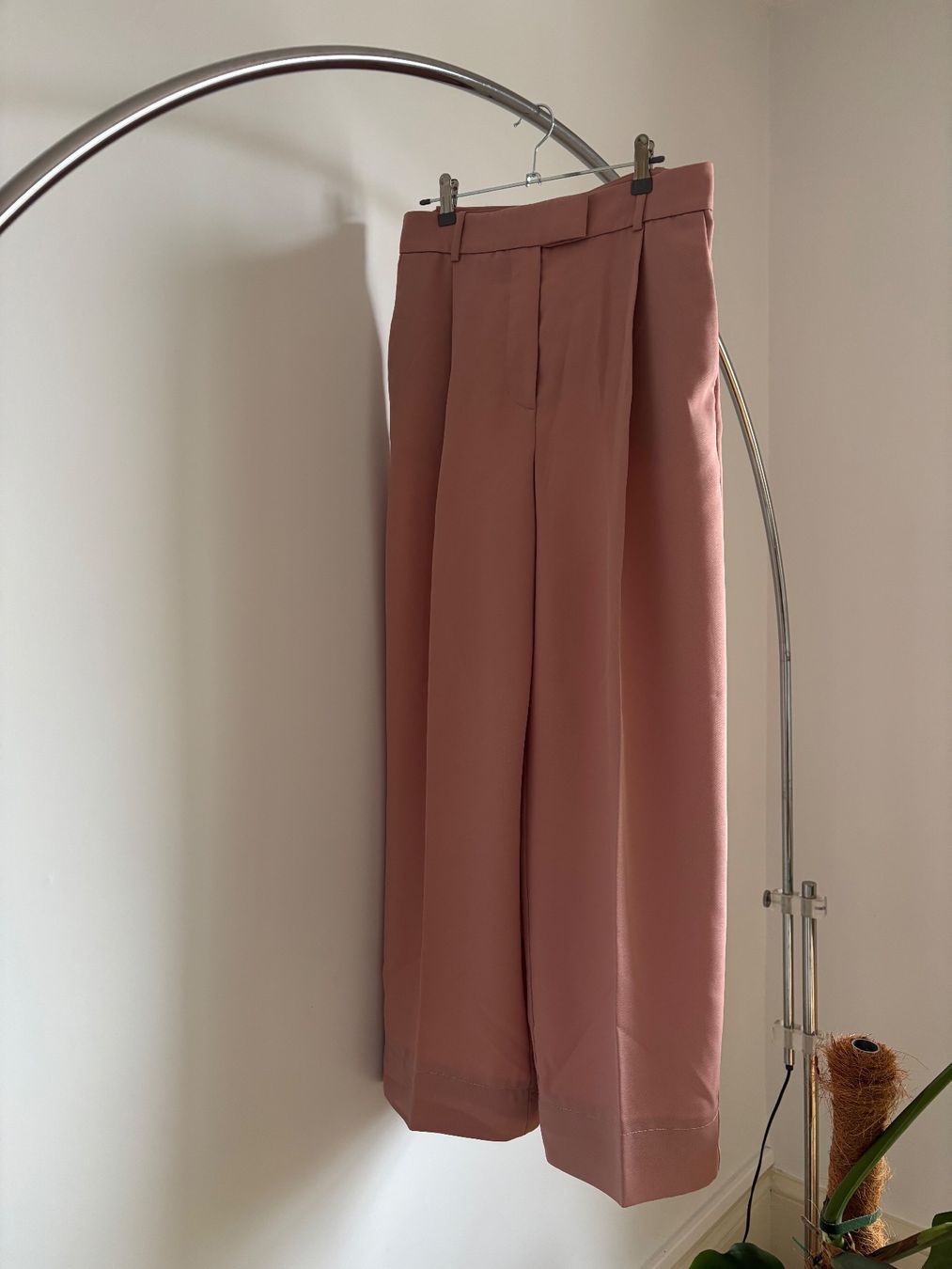 Mango Pantalons: Pantalon rose - 38 - Mango – D'occasion à Lausanne par ami_jjt5