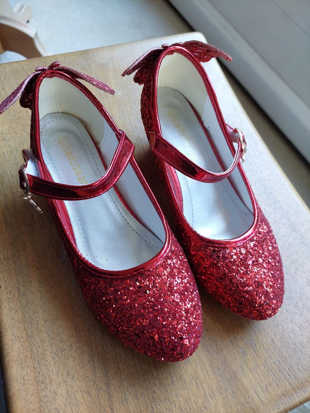 Schuhe für Mädchen: Glitzer Schuhe – Neu (gemäss Beschreibung) aus Wynau von Meysi