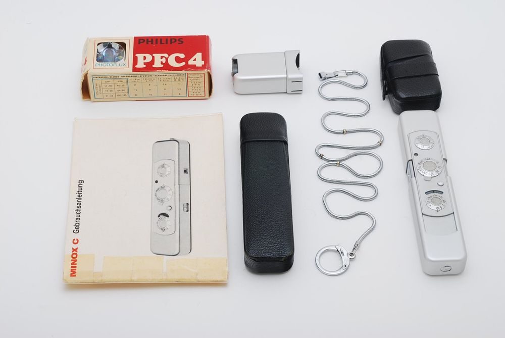 Appareil Photo MINOX C Argenté Avec Son étui En Cuir Et Flash Cube C4 - Minox Collection