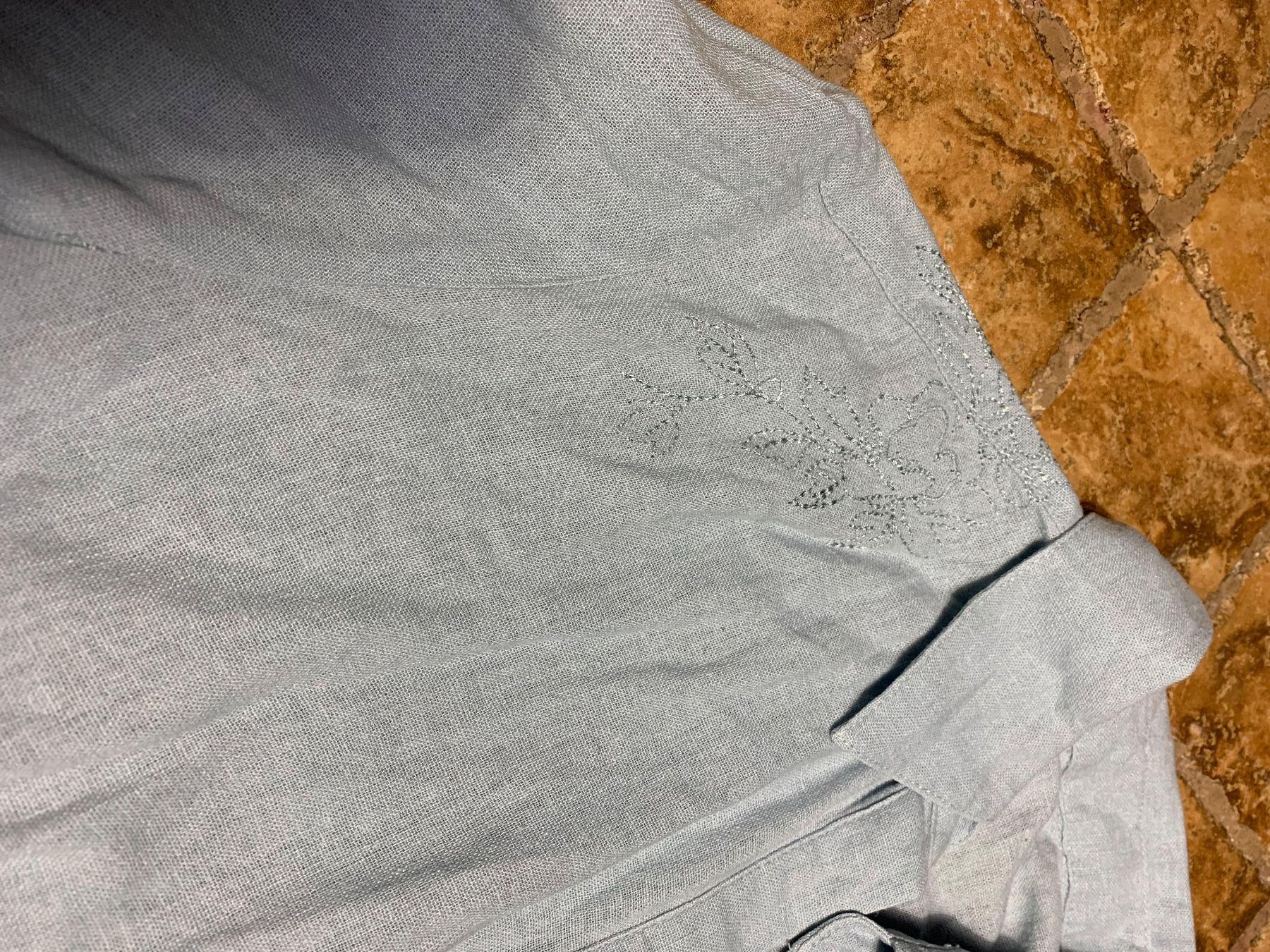 Camicette: Chic Camicia in lino azzurro con ricami floreali – Nuovo (secondo la descrizione) da Locarno venduto da Fixed8 2