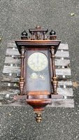 Wanduhr aus Holz mit Pendel und zwei Schlüsseln antik