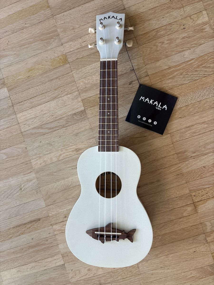 Musikinstrumente: Makala Ukulele White Soprano Shark Model New – Neu (gemäss Beschreibung) aus Nyon von Iamher