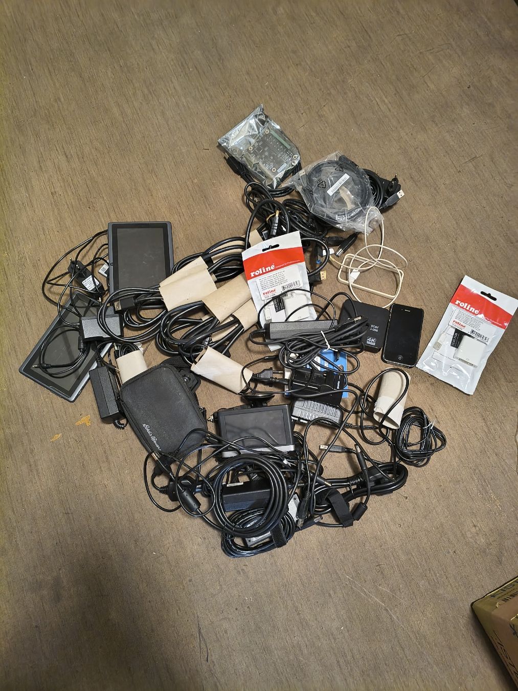 Câbles: Various electronic accessories and cables mixed lot – D'occasion à Zürich par TrainLine 6