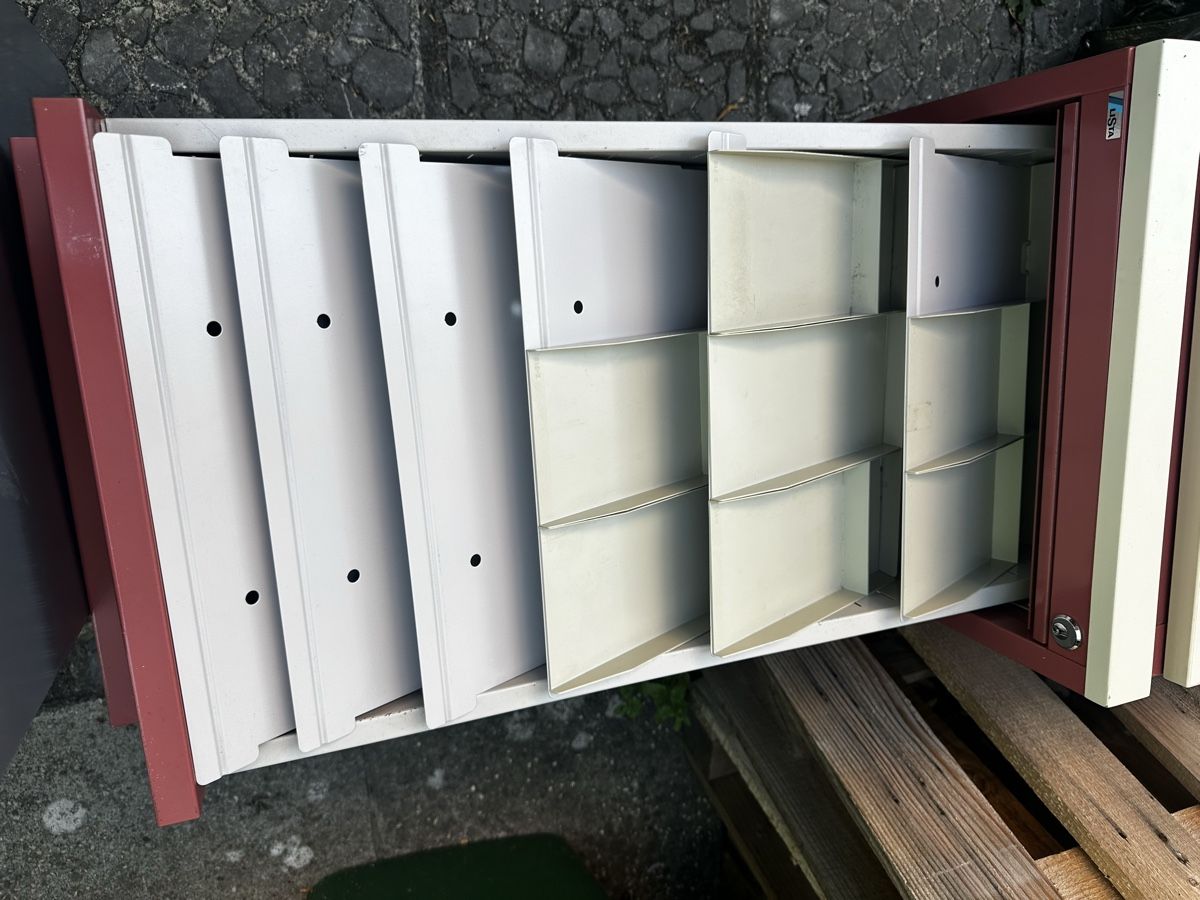 Lista Eléments de bureau: Rollcontainer Lista rot mit Schubladen und Hängemappen – D'occasion à Biel/Bienne par TellWilhelm 2