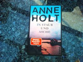 In Staub und Asche von Anne Holt
