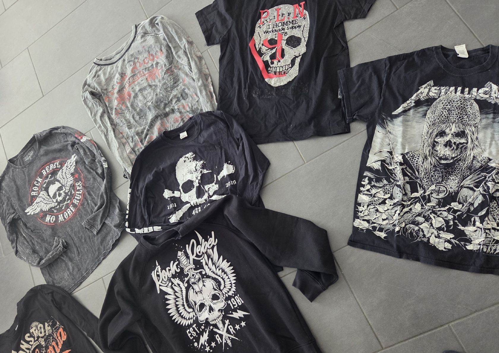 Lotti di vestiti: Kleiderpaket Oberteile Skull gr.M/L – Usato da Büttikon AG venduto da bluehim74