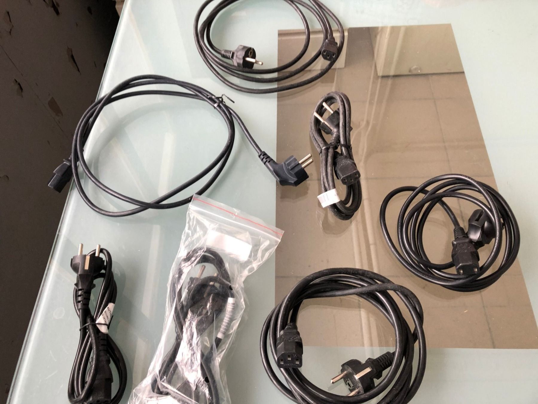 Kabel: Stromkabeln 7x für PC, Drucker, etc. – Gebraucht aus Arisdorf von comestibles
