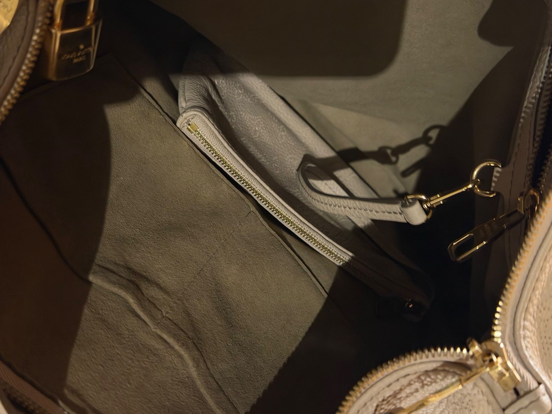 Louis Vuitton Borse da donna: LOUiS VUITTON MAHINA SELENE – Usato da Steinen venduto da FIN 4