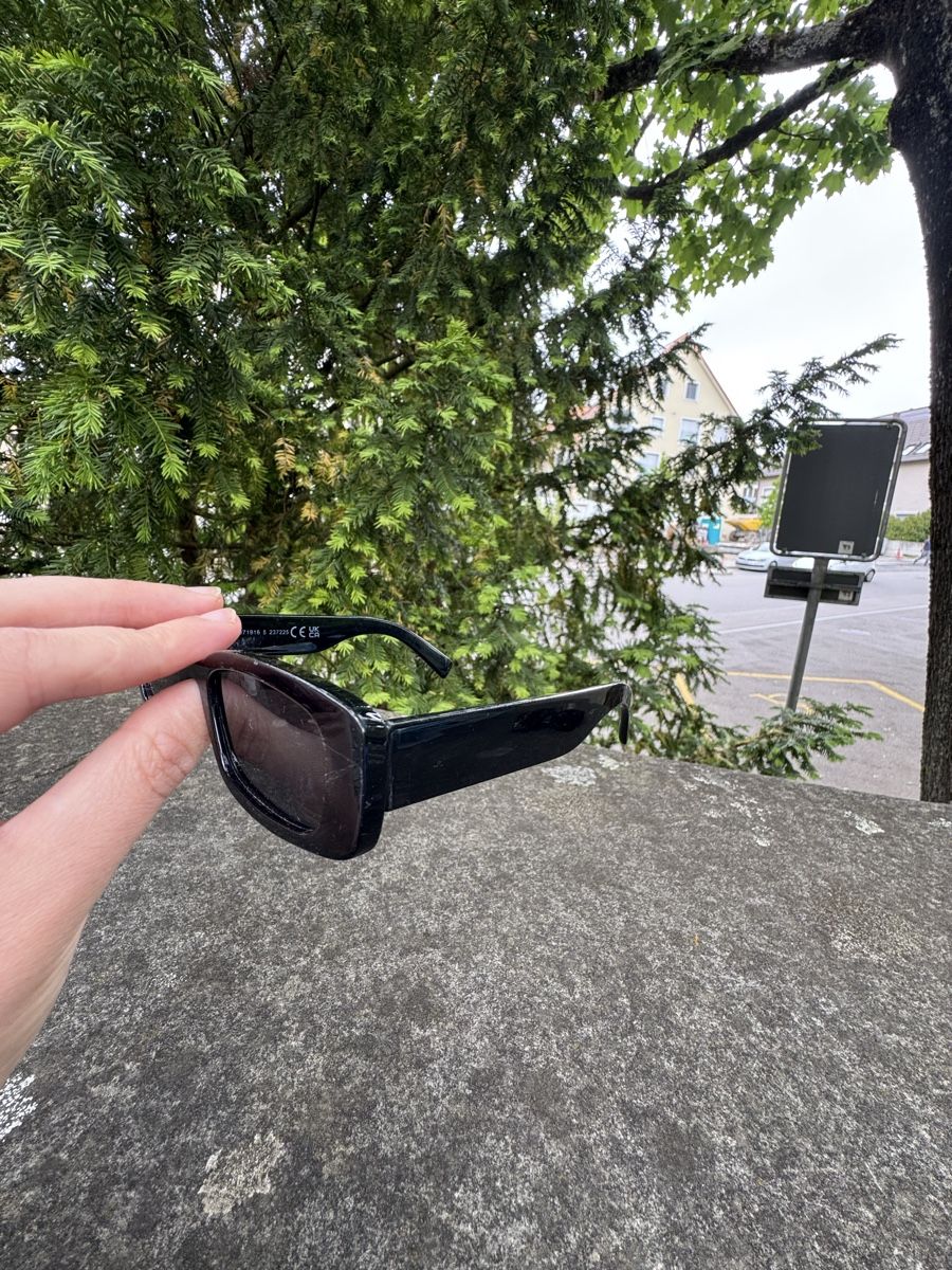 H&M Occhiali & Lenti: H&M Thick Frame Sunglasses Black Vintage – Usato da Effretikon venduto da rus_2l2p 4