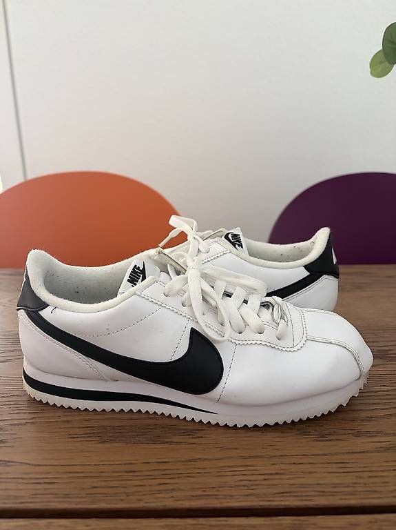 Scarpe da donna: Nike Cortez weiss/schwarz Gr. 38.5 – Usato da Birmensdorf ZH venduto da japaro