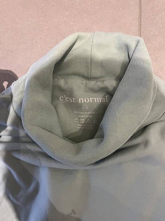 Pantalons: Jogging pants + Hoodie Cest Normal – D'occasion à Zürich par mik_7hwr 2