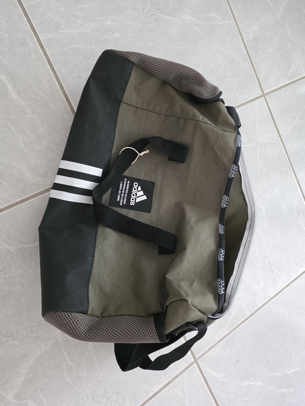 Adidas Borse: Adidas Duffle Bag Khaki/Black good condition – Usato da Thalwil venduto da Derekdez