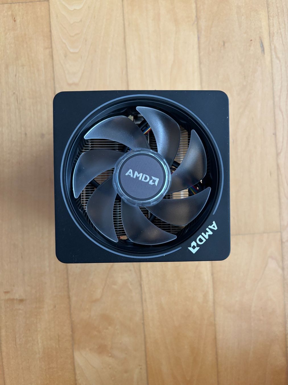 Amd Composants électroniques: AMD Wraith Prism RGB / CPU Kühler – Neuf avec emballage d'origine à Gossau SG par lrt_2r4y 1