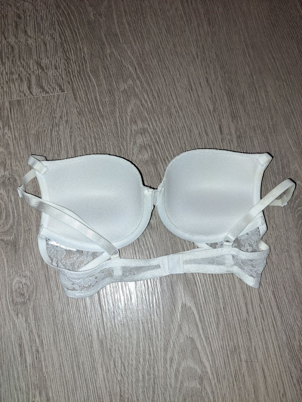 Sonstige Unterwäsche: Weisser Spitzen-BH, Grösse 75B – Gebraucht aus Wetzikon ZH von secondhandsfashion 1