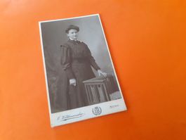 SCHWIIZER FRAU DAZUMAL - e JUNGI BäRNERI i SCHWARZ - BERN