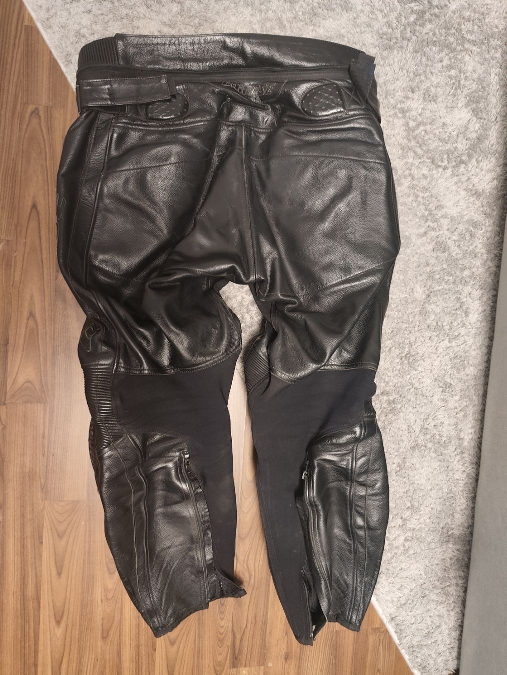 Dainese Hosen: Dainese Lederhose Motorrad Gr. 56 – Defekt aus Wimmis von Wehrli86 1