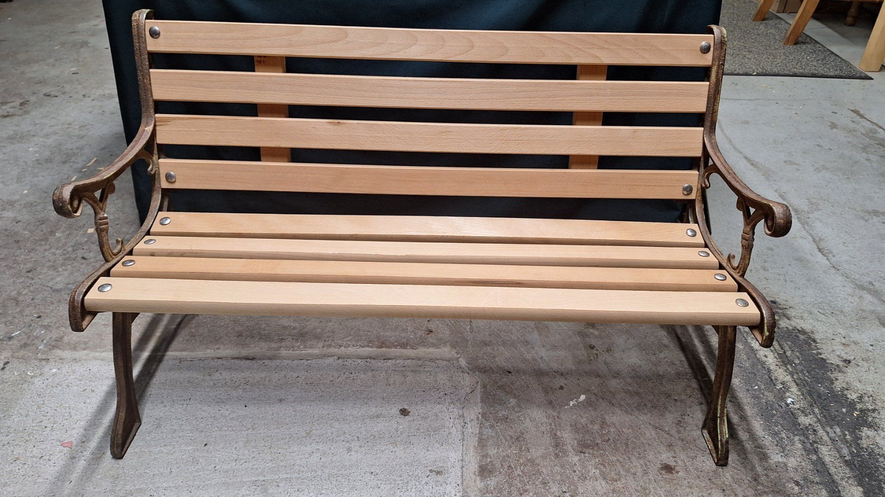 Panchine: hübsche , stabile Kinder-Bank Metall /Holz – Usato da Arlesheim venduto da shopradl