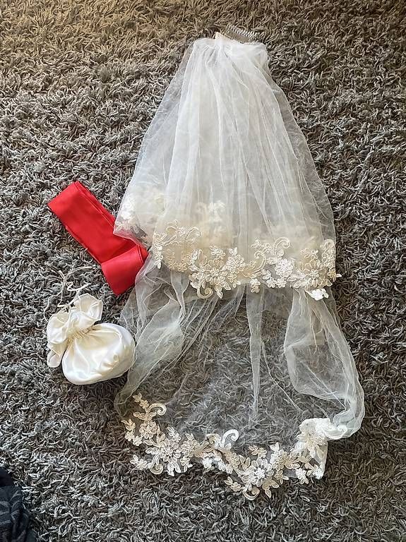 Accessori per capelli: Braut Zubehör – Usato da Niederhasli venduto da sev_d7hq
