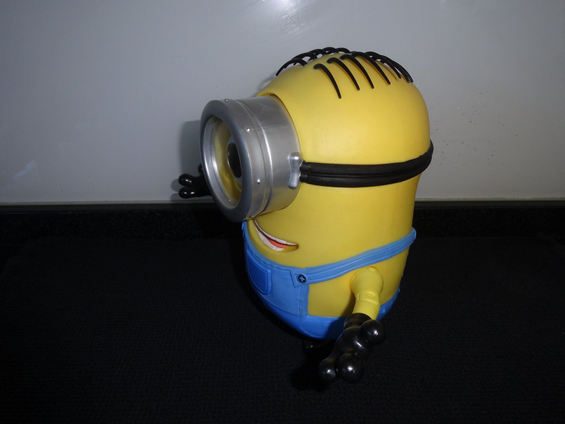Figuren: Sprechender Minions mit Gitarre – Gebraucht aus Neerach von  1