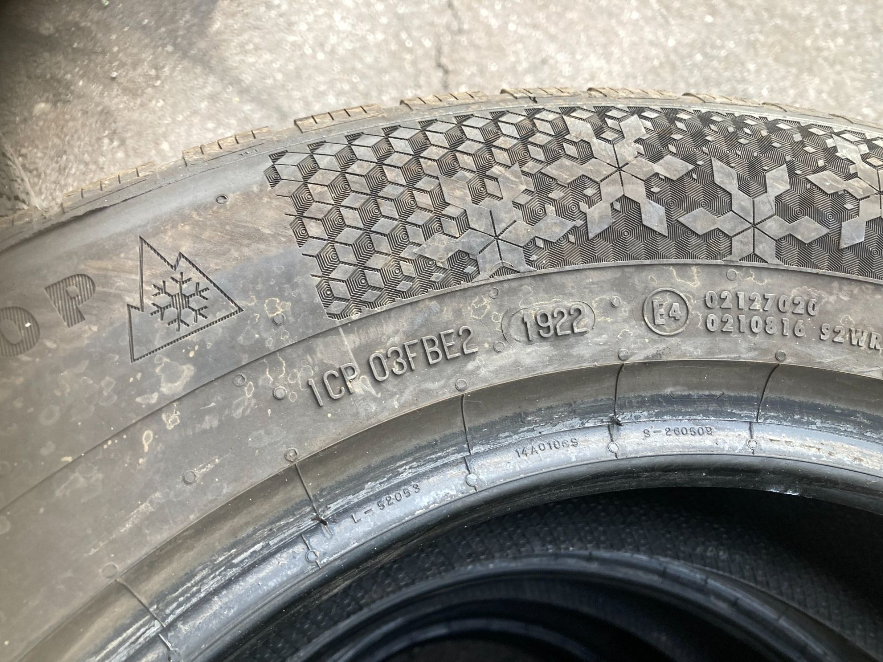 Continental Pneus & Kompletträder: 215/65R16 Winterpneu Continental – Gebraucht aus Cham von WB2223 3