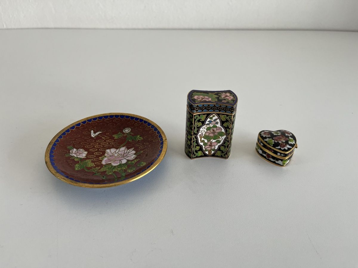 Tutte le decorazioni: 3 Stk. Cloisonné / Telller, Deckeldose / Herzdöschen – Usato da Wetzikon ZH venduto da seli03