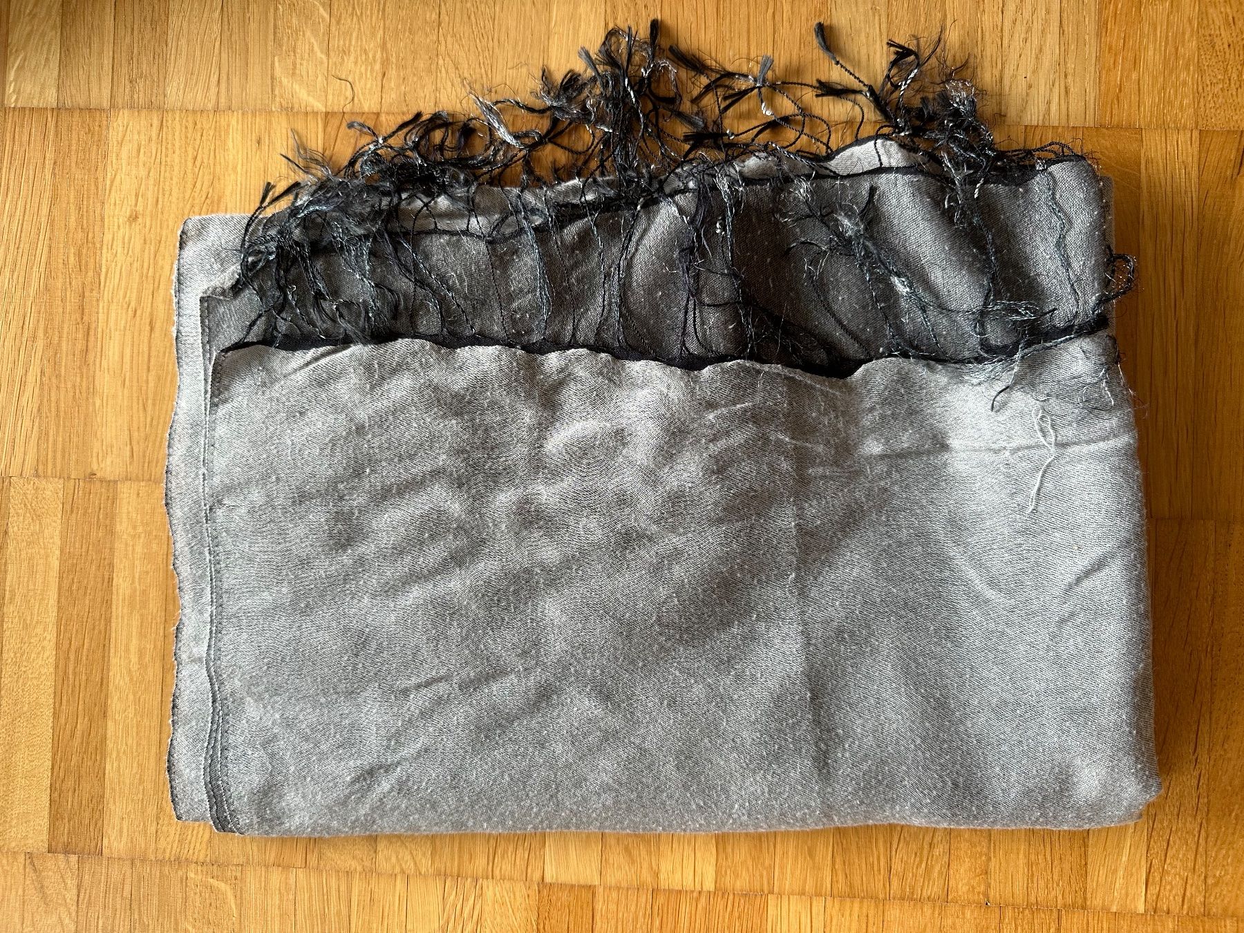 Foulard & Sciarpe: Hell und Dunkel grauer Schal – Usato da Zug venduto da tami12
