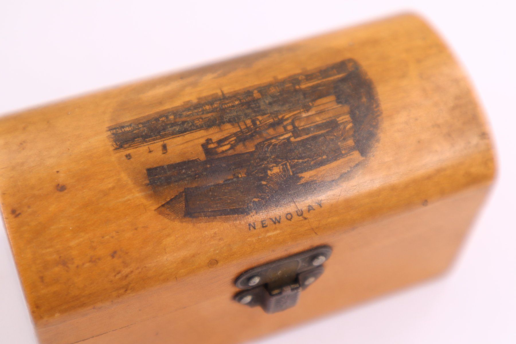 Truhen: Maucheline Ware Mini Holz Truhe Newquai – Gebraucht aus Baden von swiss-alps 1