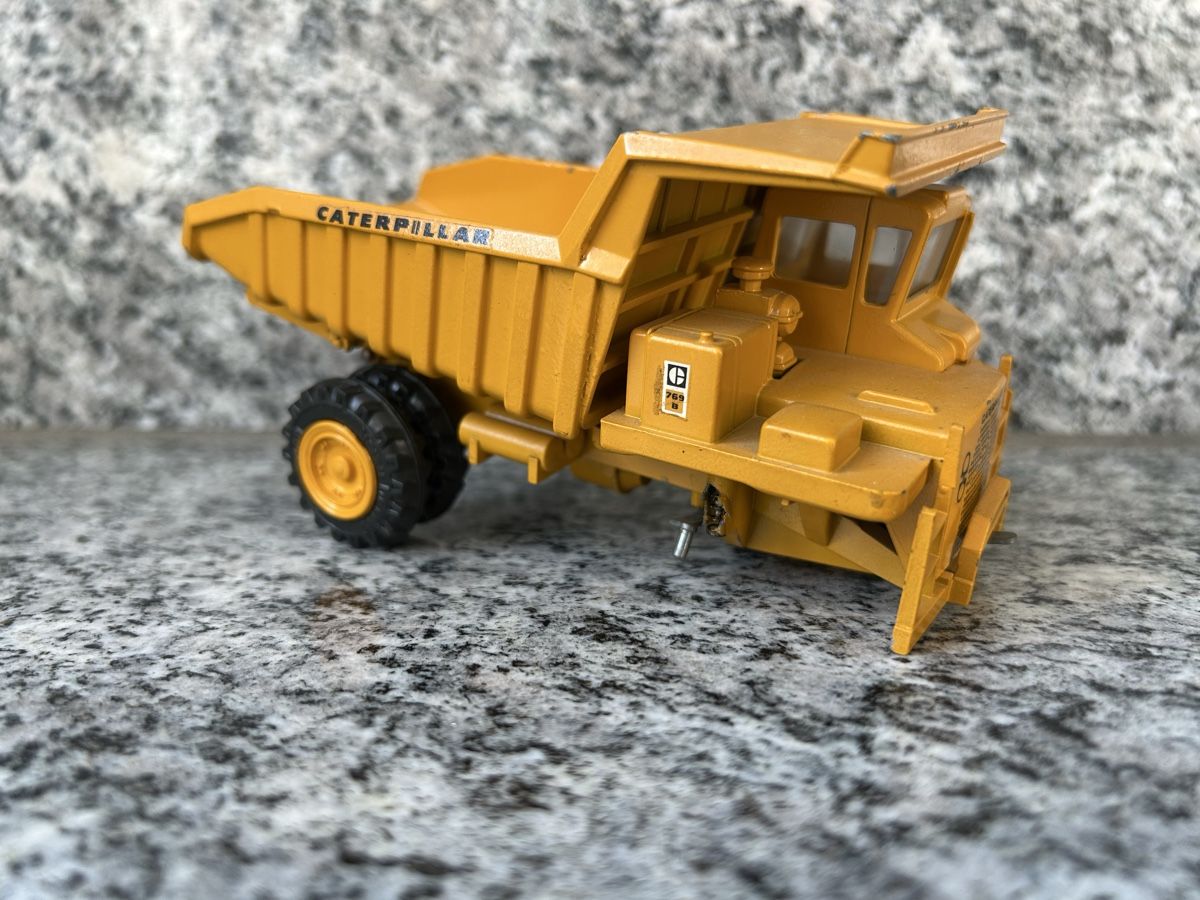 Caterpillar Modellbausätze & Standmodelle: Caterpillar 769 Dumper, 1:50 – Defekt aus Horw von Tigercat635 1