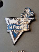 Anstecknadel Tri Team Henniez blau weiss 