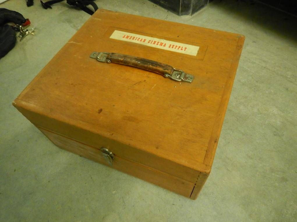 Casse di trasporto: Holzkiste mit Stromerzeug "cinema supply" – Usato da Hinterkappelen venduto da atomschnee 2