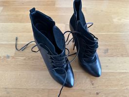 Neuwertige Guess Stiefeletten schwarz Grösse 37