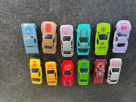 Konvolut 12 Spielzeugautos div. Farben und Designs guter ...