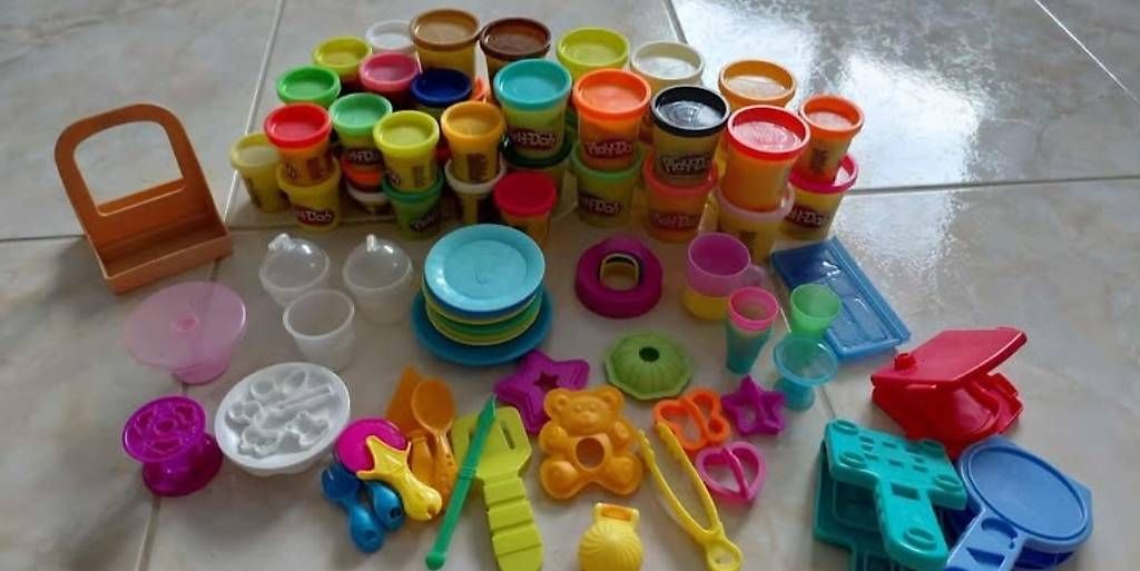 Bastelsets: Knete mit viel Zubehör  – Gebraucht aus Wolfhausen von Cospi