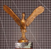 Elegante Kranich Skulptur, Messinguss auf Marmor