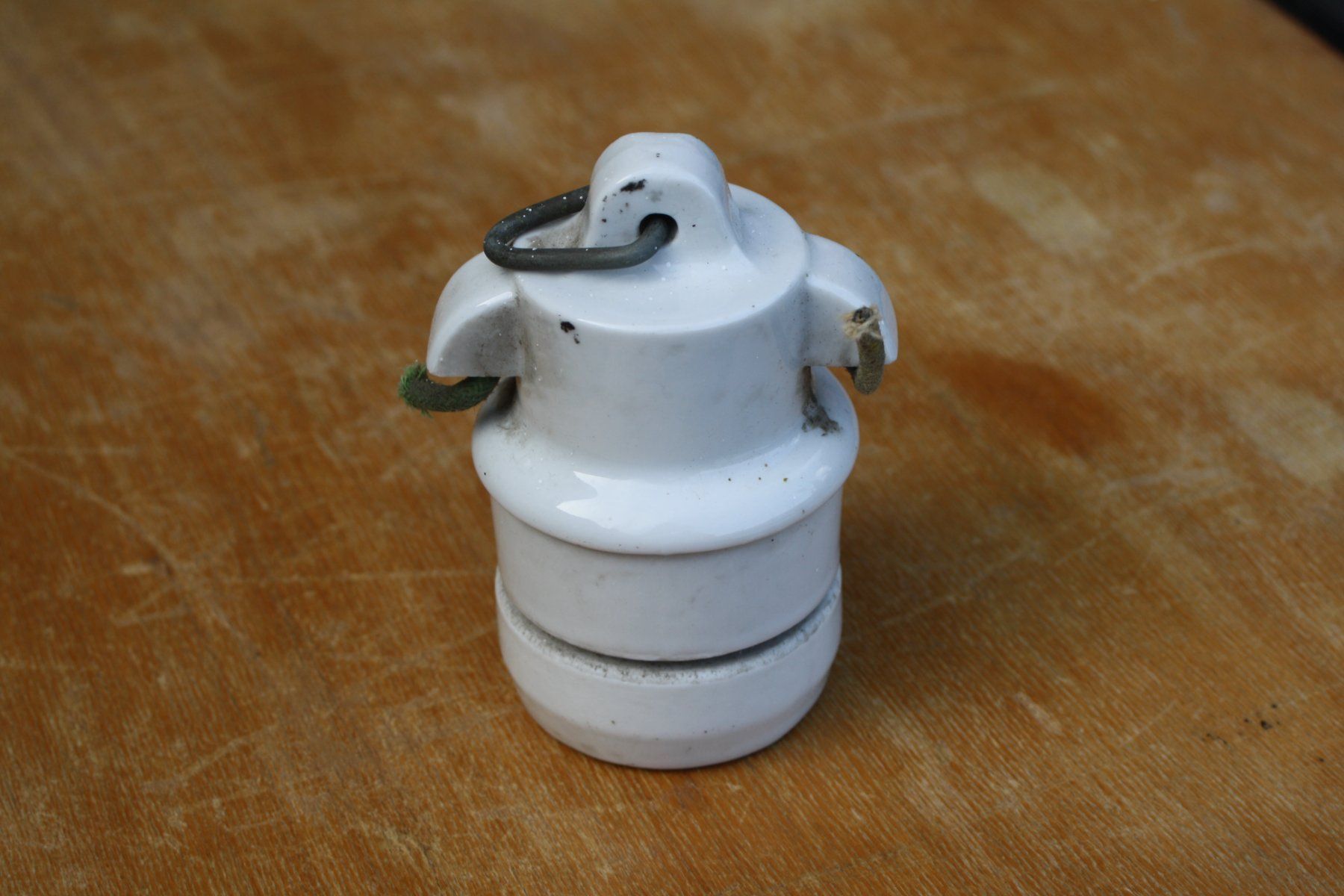 Lampade: ALTE LAMENFASSUNG STALLLAMPE – Usato da Wauwil venduto da Pneuedy