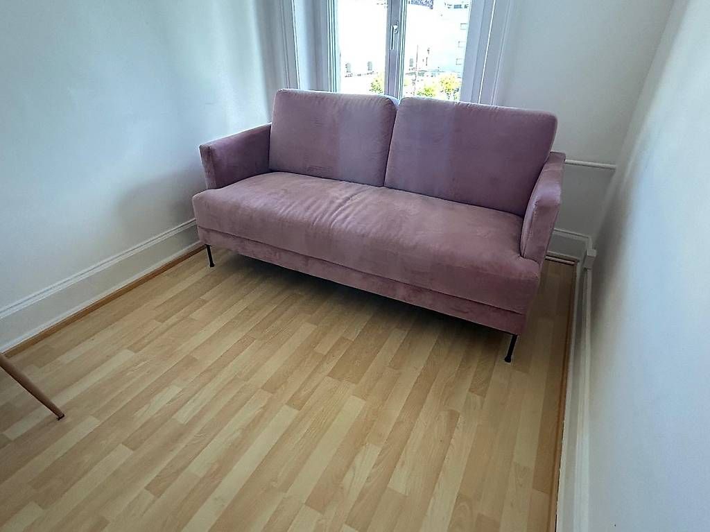 Sofas: Canapé velours rose 2 places  – Gebraucht aus Zürich von Irassa 1