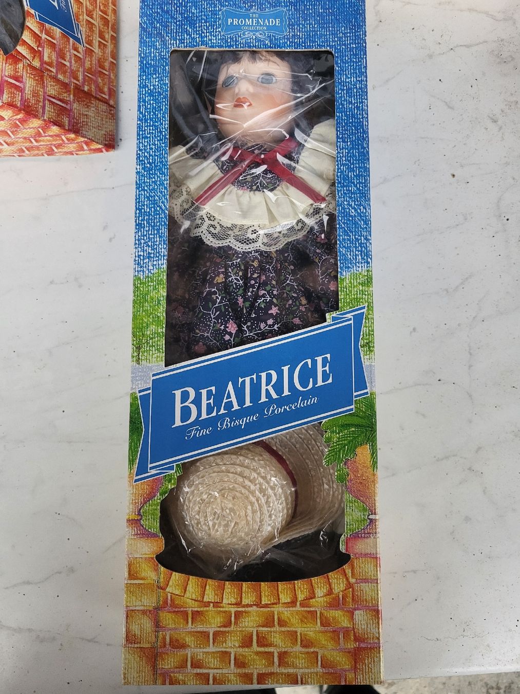 Bambole: Poupées en porcelaine – Nuovo e nell'imballaggio originale da Ecuvillens venduto da loloall 4