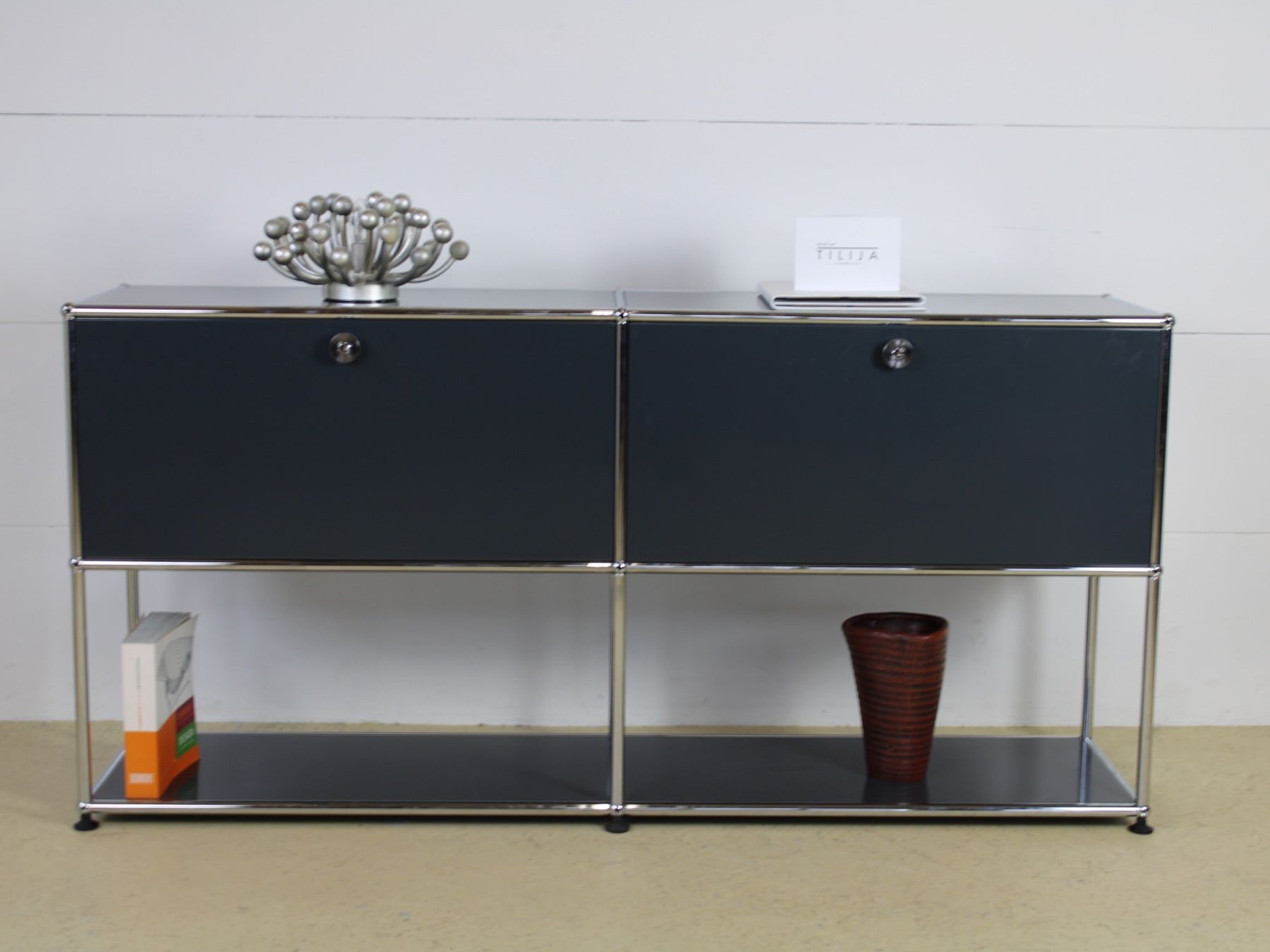 USM Kommoden: USM Haller Sideboard | Anthrazitgrau | Neuwertig – Gebraucht aus Meinisberg von atelier_TILIJA