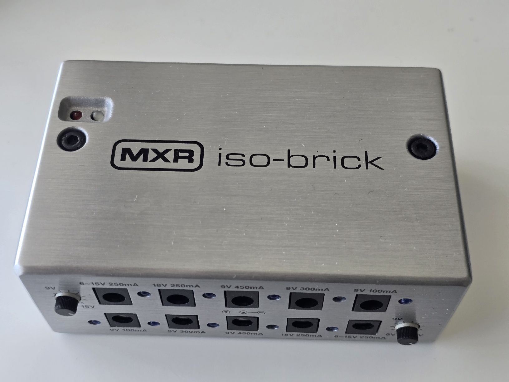 Musikinstrumente: MXR Iso-Brick Pedalpower Power Supply – Gebraucht aus Suhr von Ptriple6