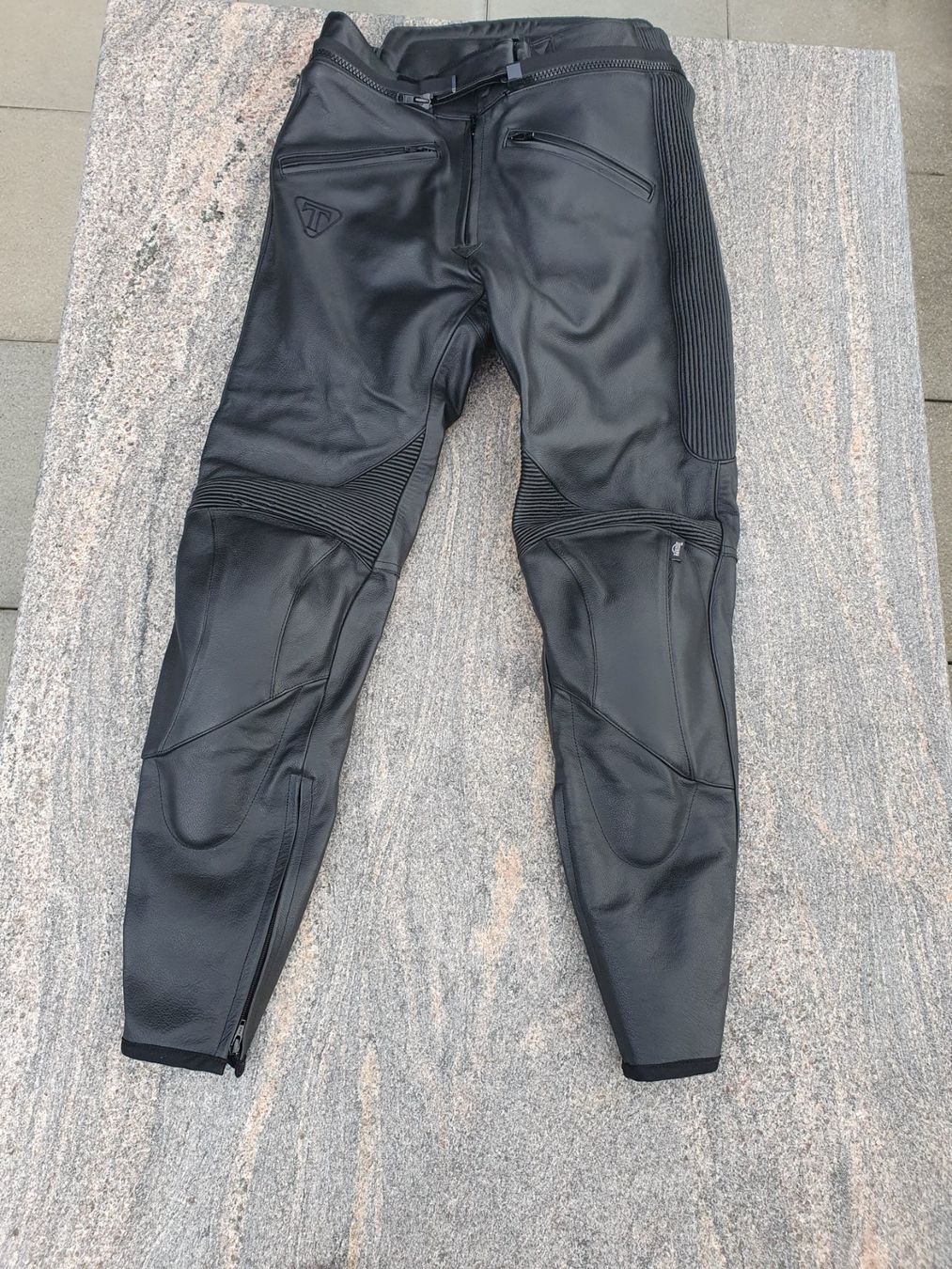 Completi: Motorradlederjacke und passende Hose – Usato da Montlingen venduto da fel_76m6 2