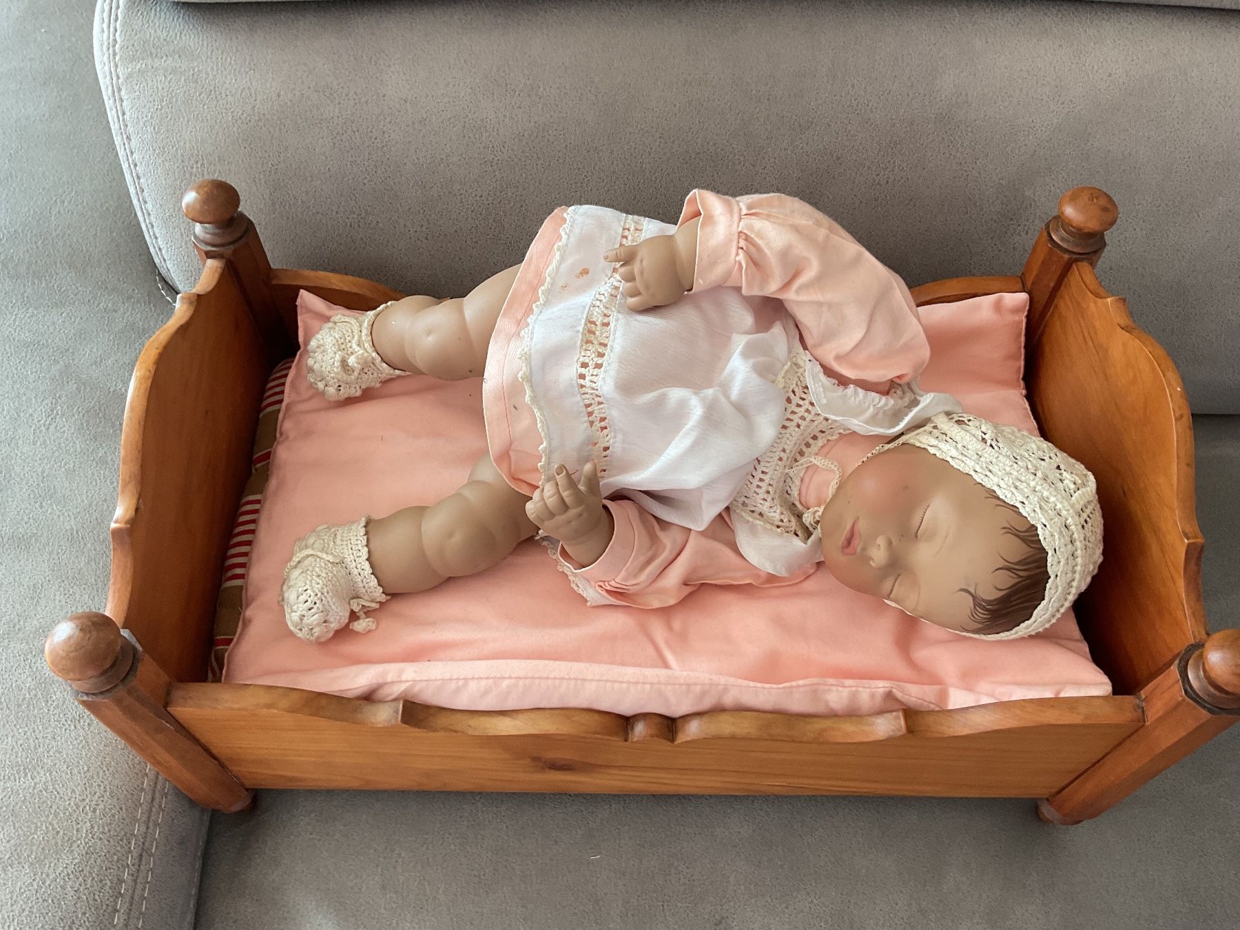 Giocattoli: Altes Puppenbett Ohne Puppe – Usato da Gossau SG venduto da michellepatrik 3